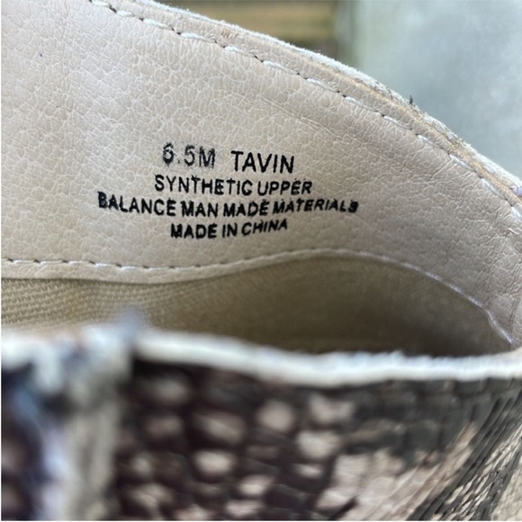 Women’s Dolce Vita Tavin Snakeskin Ankle Boot/Booties.
Size 6.5. Animal print. - Picture 9 of 12